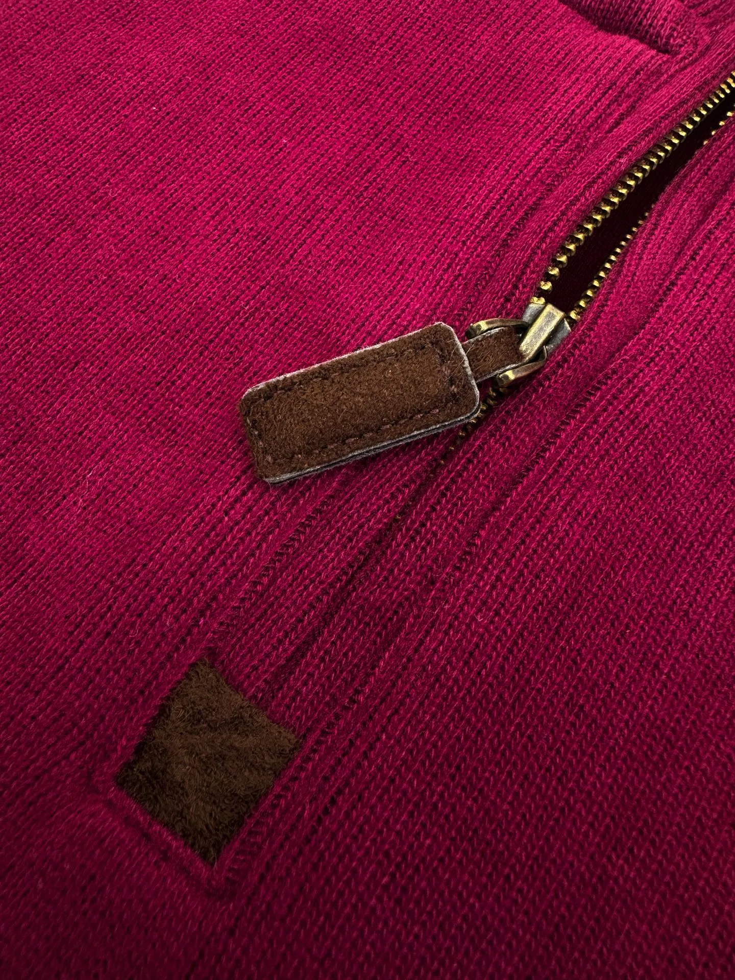 P330 Ralph Lauren gold embroidered turtleneck sweatshirt. Customized elegant fine cotton velvet material. Soft and silky, comfortable and skin-friendly. It is based on low-saturated brown-red and incorporates a hint of purple mystery. The exquisite colorful pony logo jumps into burgundy. It has its own focus and is highly recognizable. Simple and smooth lines outline the overall outline. The design of the half-zipper is sublimated. The leather tab of the zipper head is distressed and retains slight raw edges. It hides unintentional beauty in the name of design. Create a new fashionable realm for sweatshirts. Process 1: Adopt imported machine embroidery technology. Use advanced computer control systems and precision mechanical components to realize pony mark embroidery operations with high precision and smooth and delicate lines. Process 2: The fabrics are washed and have a better hand feel. Not easy to deform, not easy to shrink, not easy to fade, and maintain long-term beauty. Accessories: Customized 1:1 Ralph Lauren zipper. Customized 1:1 Ralph Lauren trademark. Version: Fitted version. Size: S M L XL model number: BB759